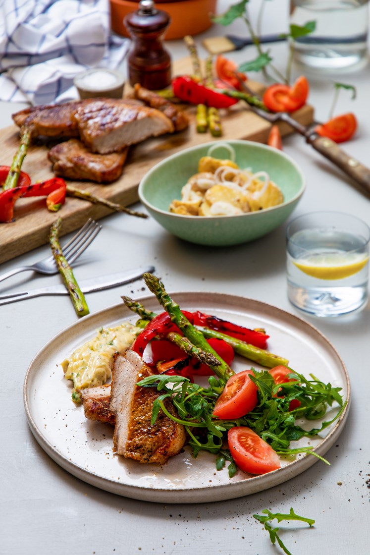 Marinert svinebiff med fransk potetsalat, grillet asparges, ruccola, paprika og tomat