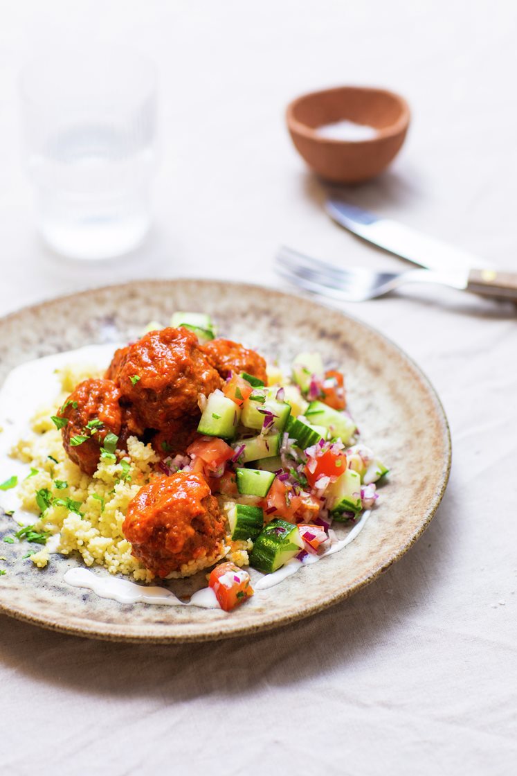 Kjøtt- og grønnsaksboller i paprikasaus med agurk- og tomatsalat, servert med couscous og urtedressing