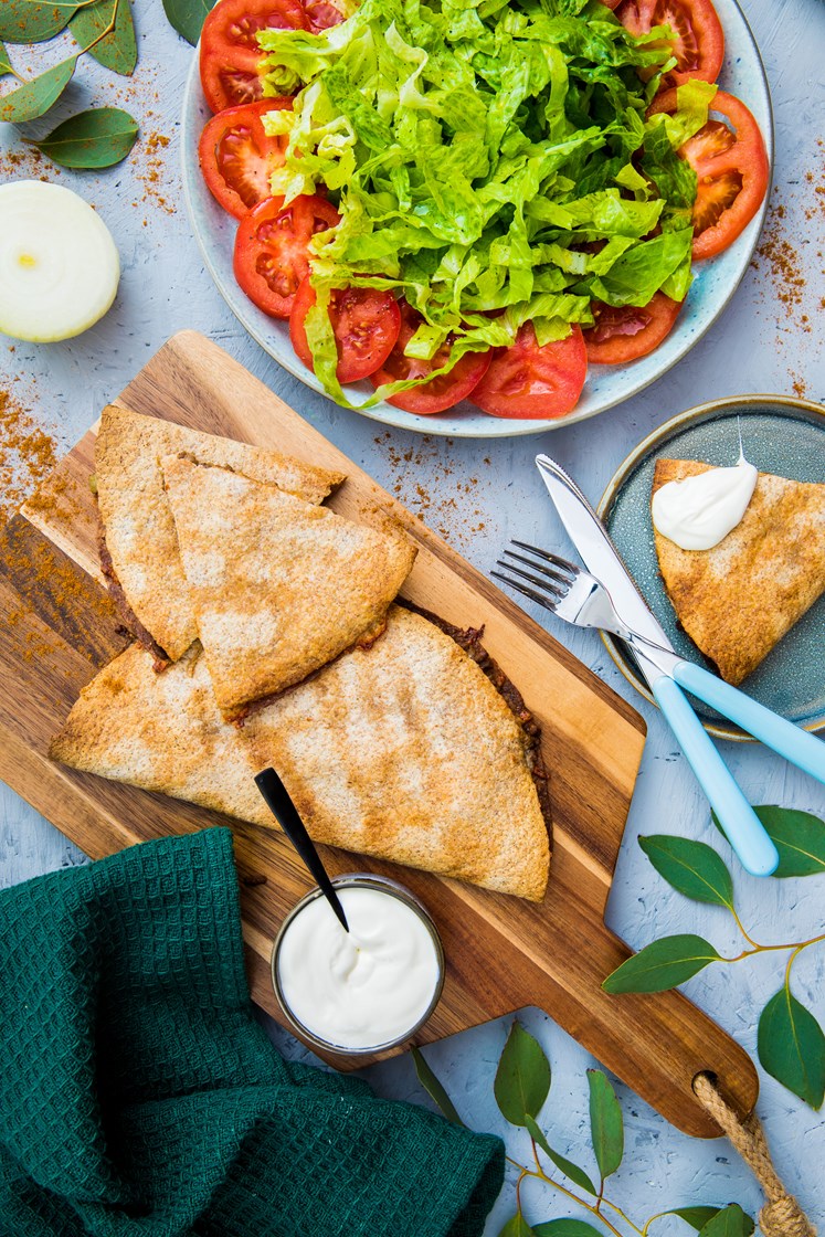 Fylte quesadillas med tacokjøttdeig, mozzarella og salat