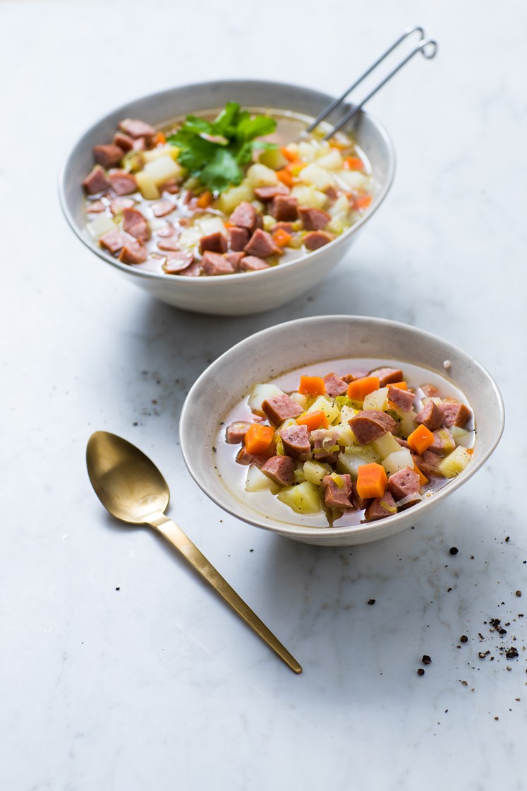 Grønnsakssuppe med rotgrønnsaker, purreløk og mager kjøttpølse
