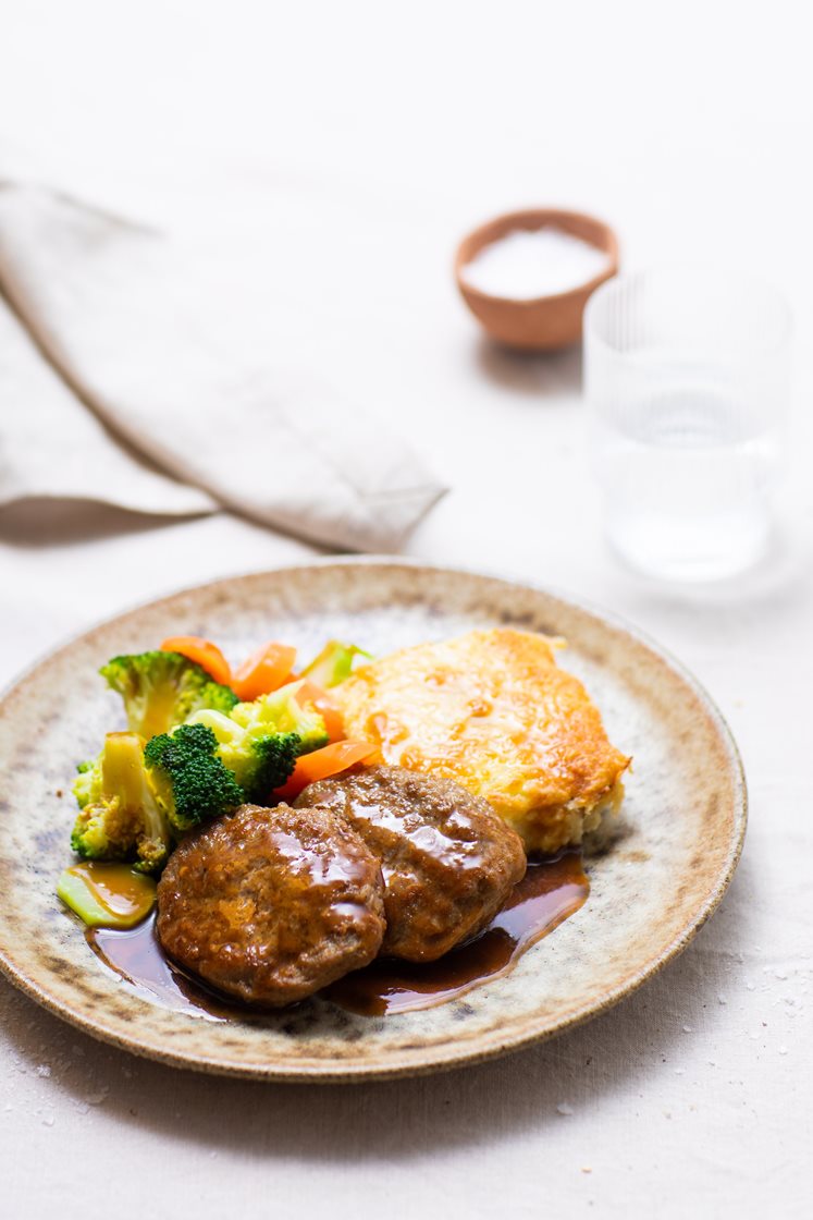 Elgkarbonader i sjysaus med gratinert potetmos og brokkoli