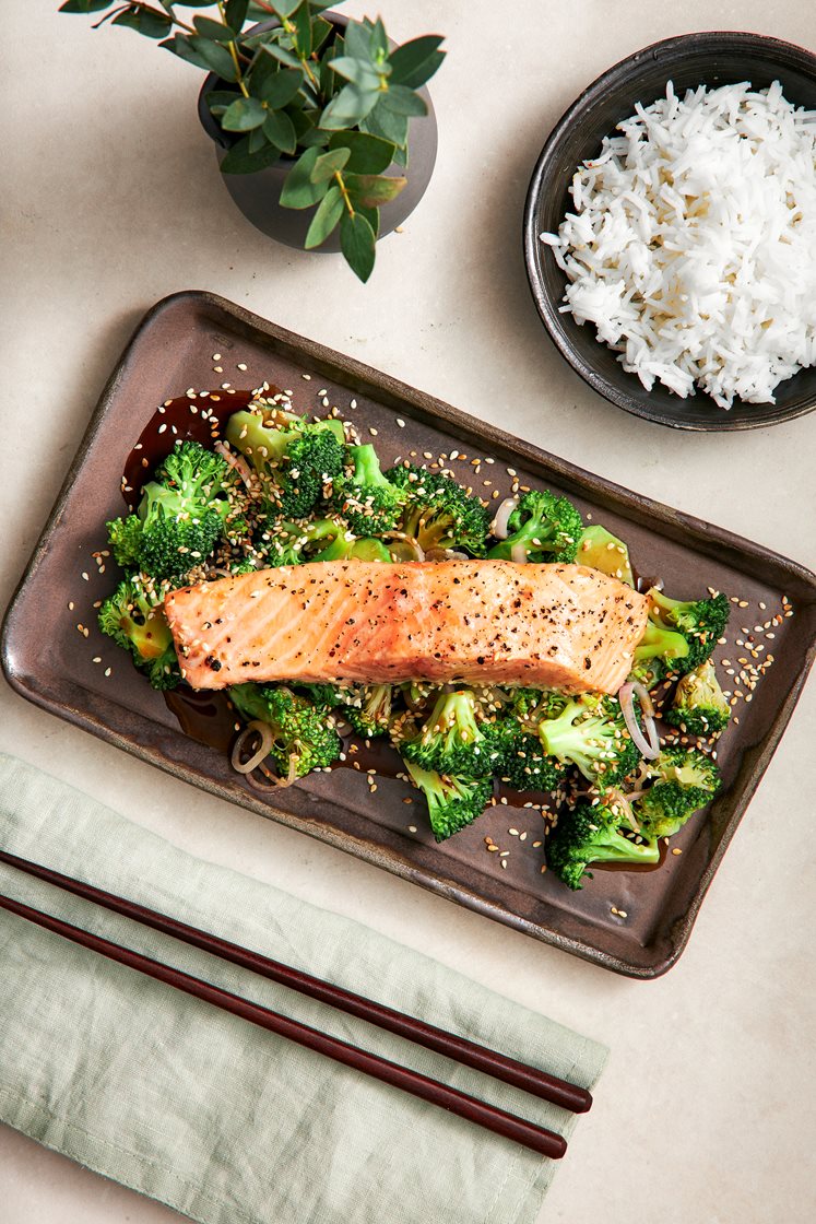 Ugnsstekt lax med ponzubroccoli och sesamfrön