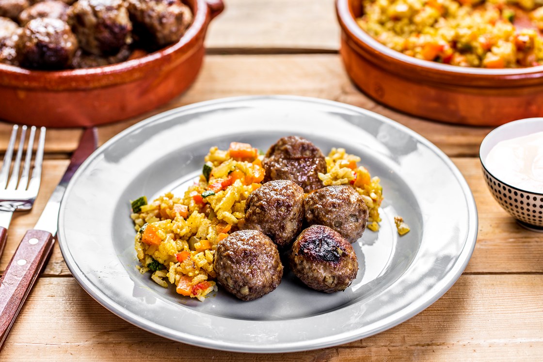 Kyllingkjøttboller med grønnsaksris og hvitløksdressing