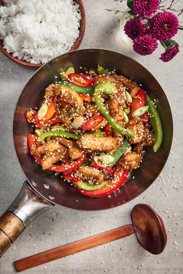 Crispy chili chicken med salladslök och sesamfrön