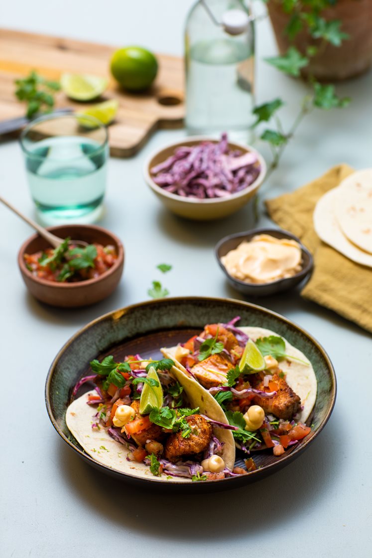 Laksetaco i hvetetortilla med rødkålslaw, tomatsalat og chilimajones