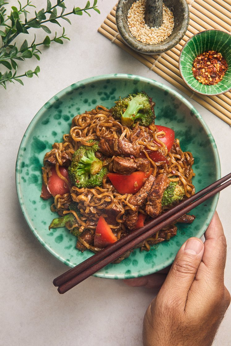 Fläskwok med hoisinsås, broccoli och nudlar