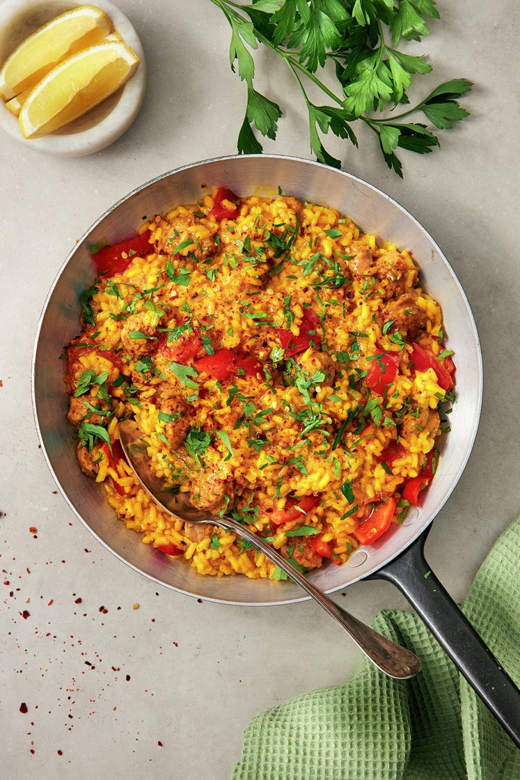 Spansk paella med salsicciakorv, persilja och citron