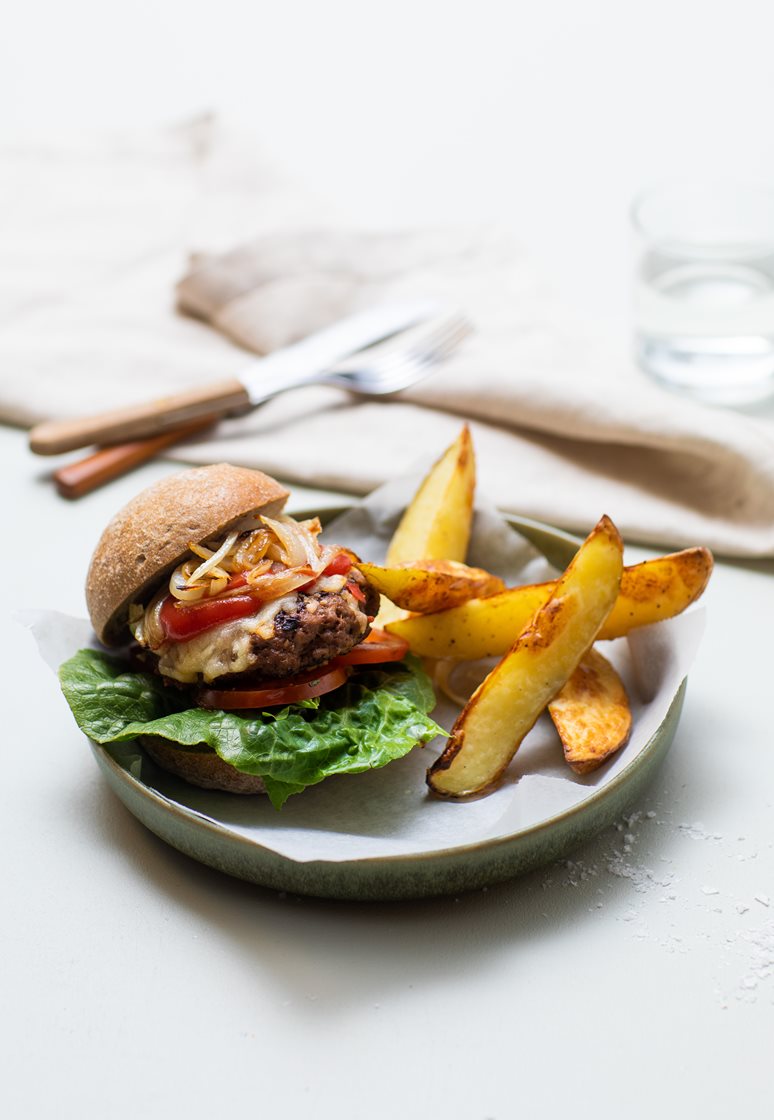 Cheeseburger med karameliseret løg og kartoffelbåde