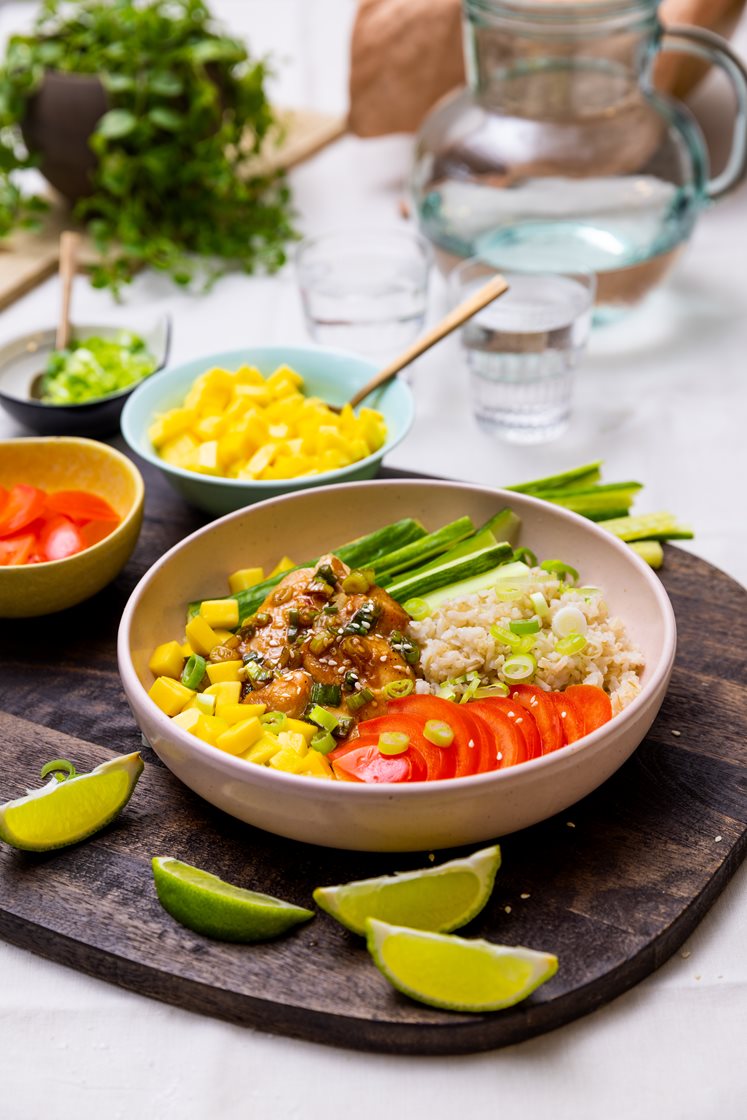 Asiatisk kyllingbowl med fullkornsris, agurk og mango