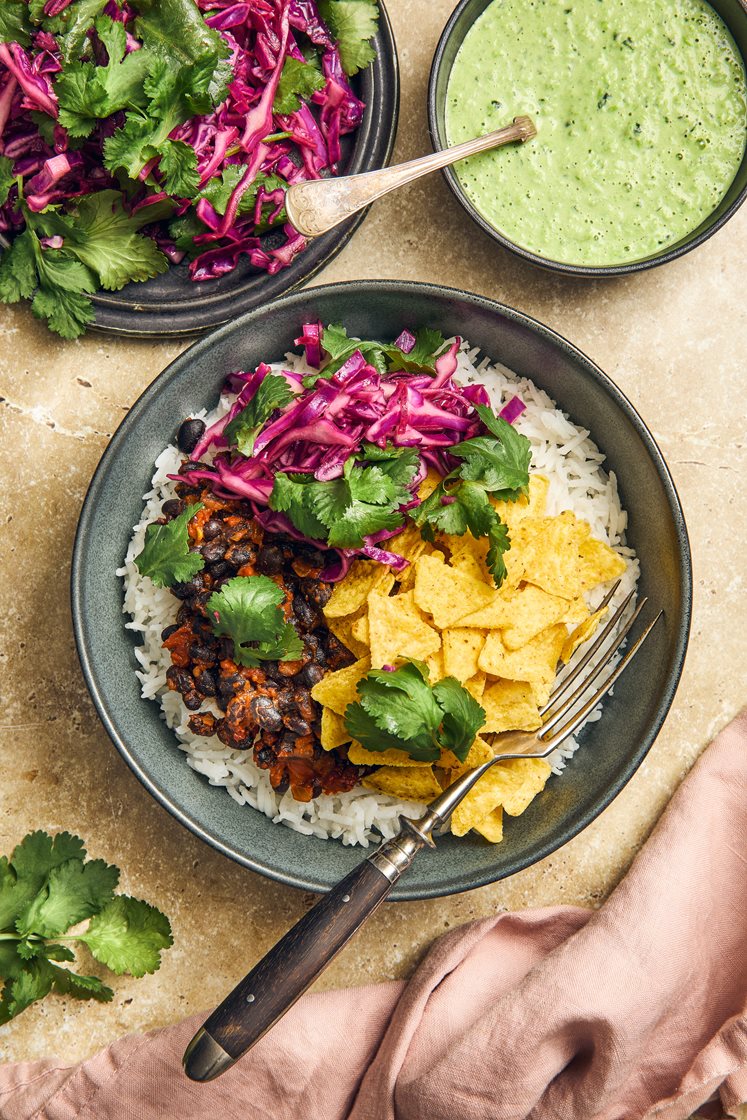 Latinamerikansk nachobowl med refried beans och ärtomole