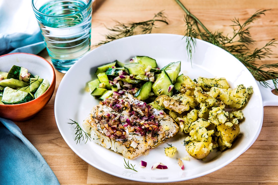 Urtestekt lyr med knust potet og rustikk agurksalat