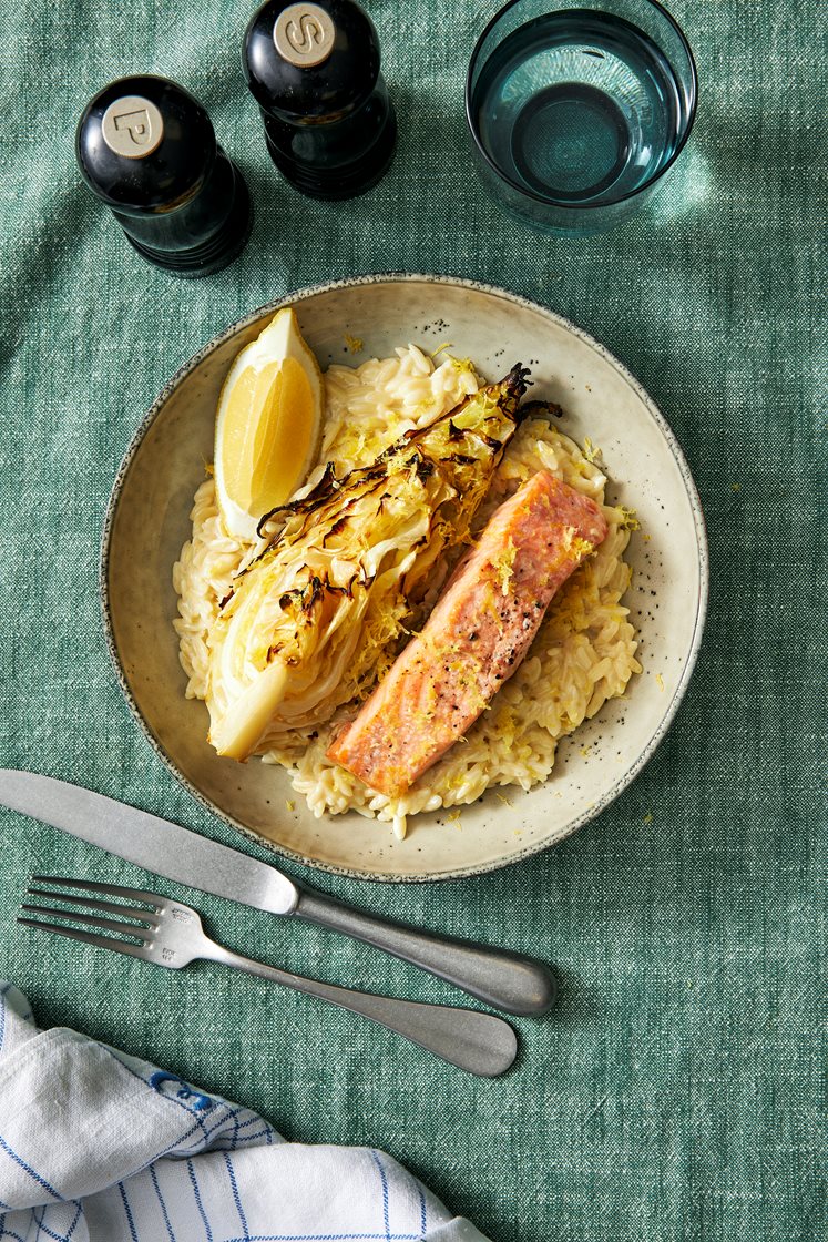 Ugnsstekt lax med citronrisoni och rostad spetskål 