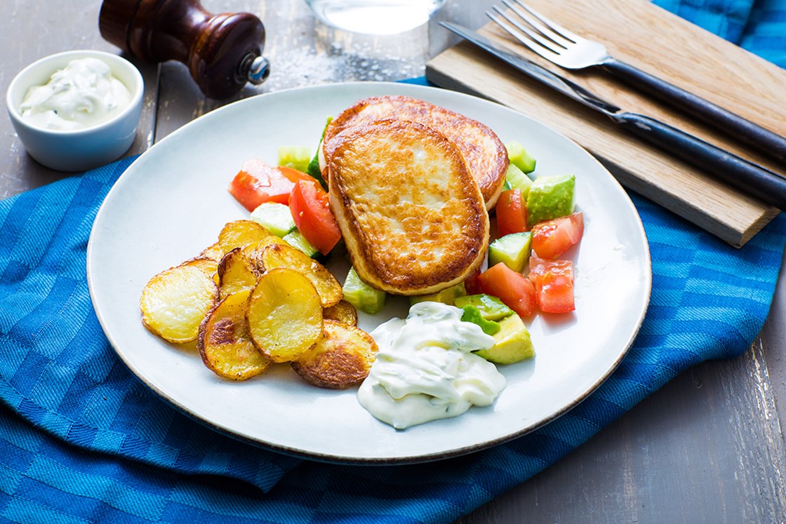 Fiskekaker med tomat- og avokadosalat og potetskiver