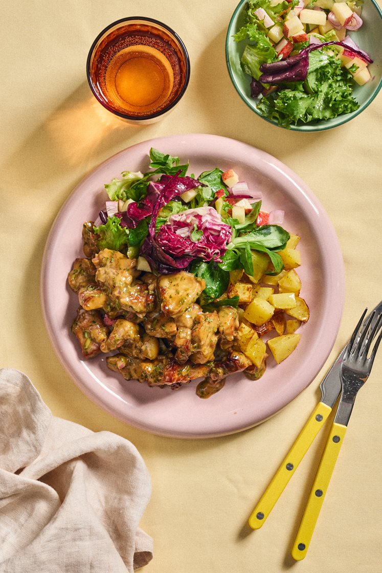Kotelet med løgcreme, ovnbagte kartofler og æblesalat