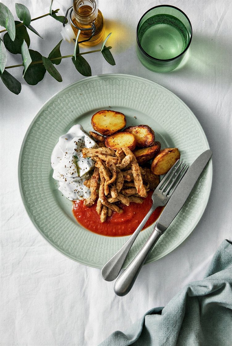 Fläskgyros med tomatsås, krämig gurksallad och rostad potatis