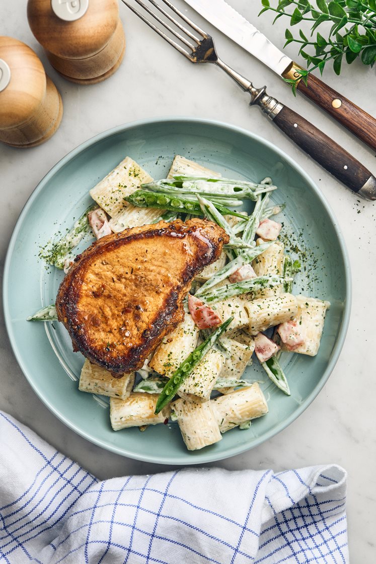 Fläskkotlett med krämig pastasallad 