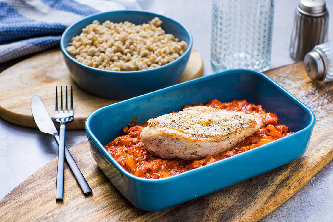 Kyllingbryst med ratatouille og bygg
