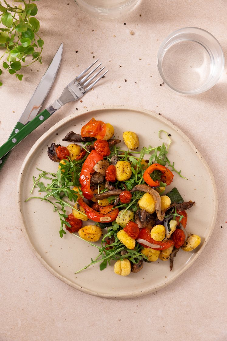 Bagte gnocchi med svampe, cherrytomater og ajvar