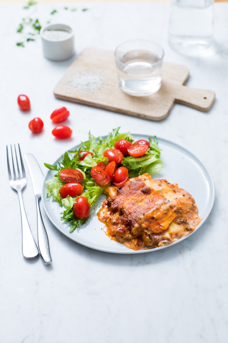 Hjemmelaget lasagne med fersk oregano og ruccola- og tomatsalat