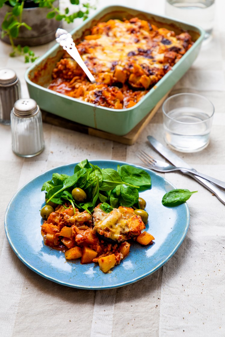 Moussaka med lam- og svinekjøttdeig og aubergine i tomatsaus 