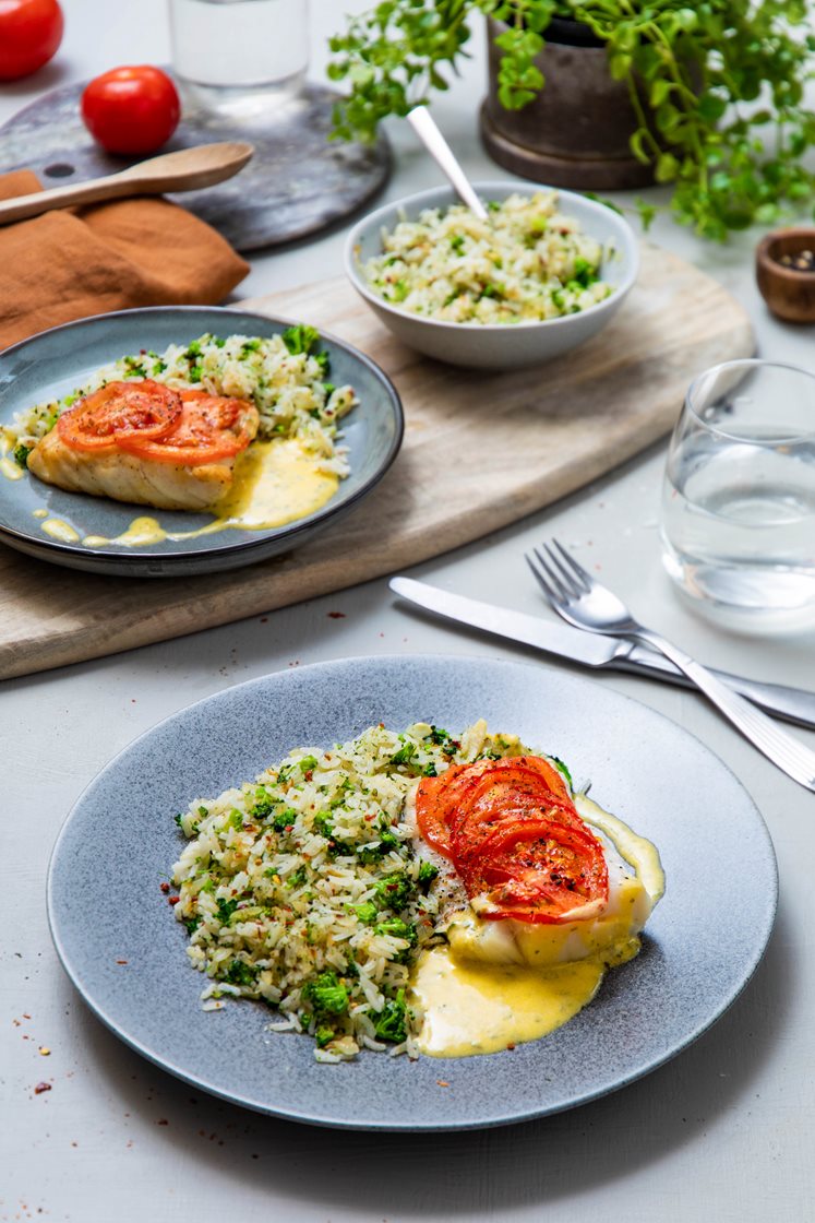 Tomatbakt seiloin med brokkoliris og smørsaus