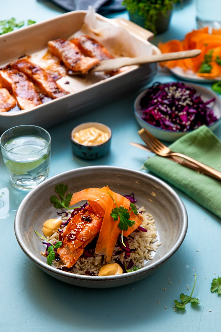 Teriyakibakt laksebowl med syrlig rødkål og mango 