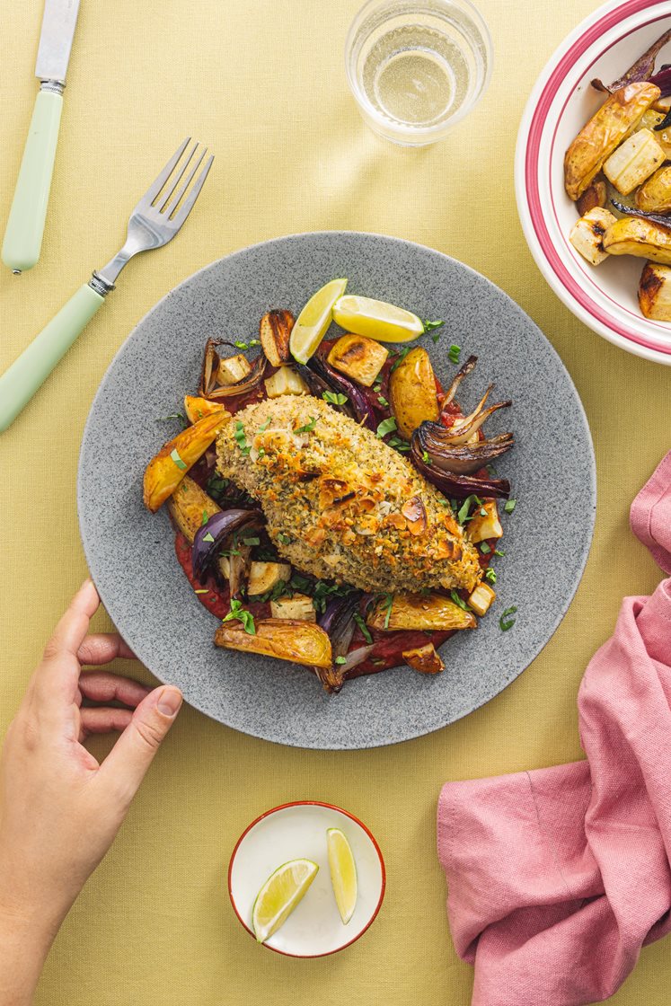 Mandelgratineret kylling med tomatsauce og ovnbagte kartofler
