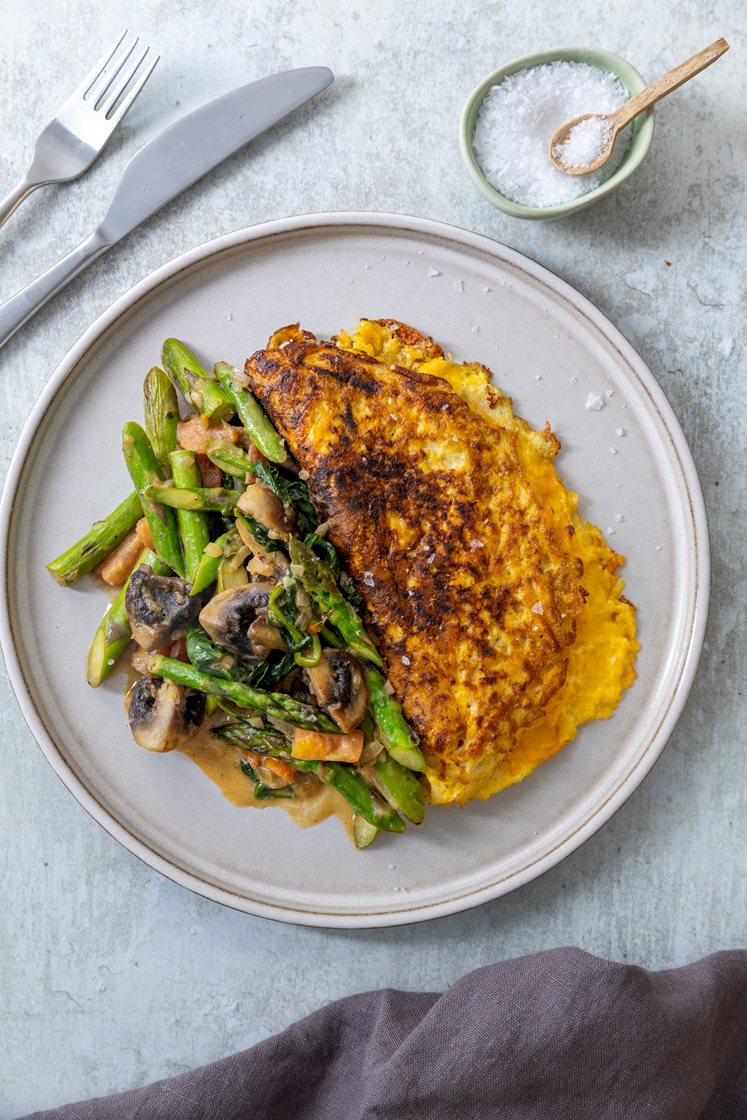 Sød kartoffel-omelet med sauté af grønne asparges, svampe og spinat