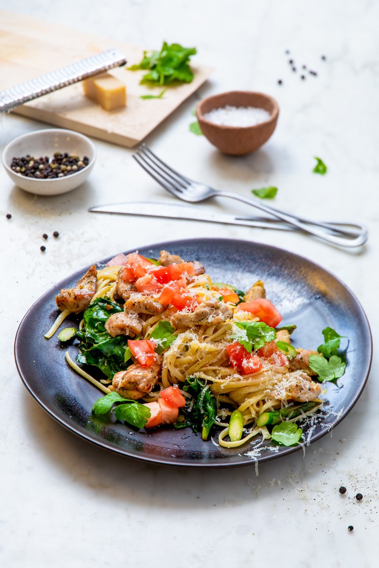 Sommerlig pasta med krydderstekt kylling, asparges, Grana Padano, spinat og sitron
