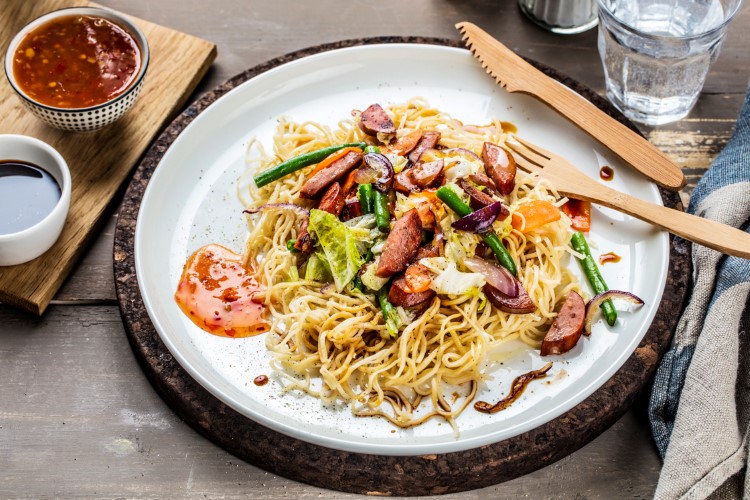 Pølsewok med nudler