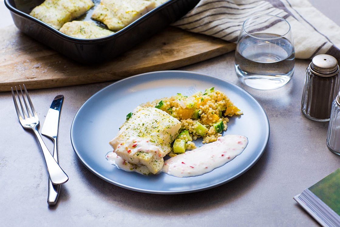 Bakt torsk med quinoasalat og spicy yoghurtdressing