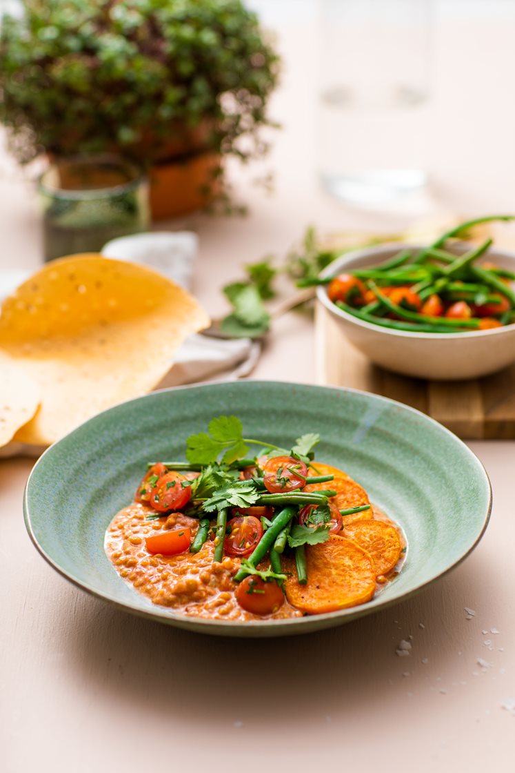 Ovnsbakt søtpotet med tikka masalakrydrede linser og sprøstekte papadams 