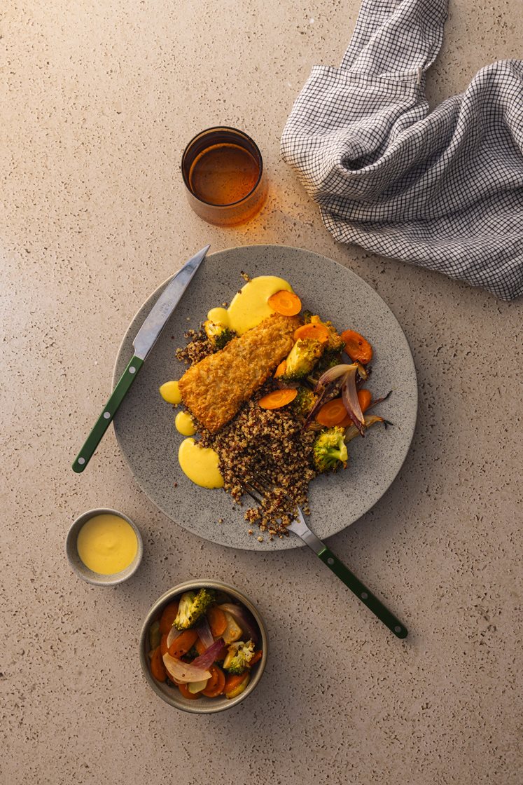 Panert torsk med quinoa og chilistekte grønnsaker, servert med curry- og mangodressing