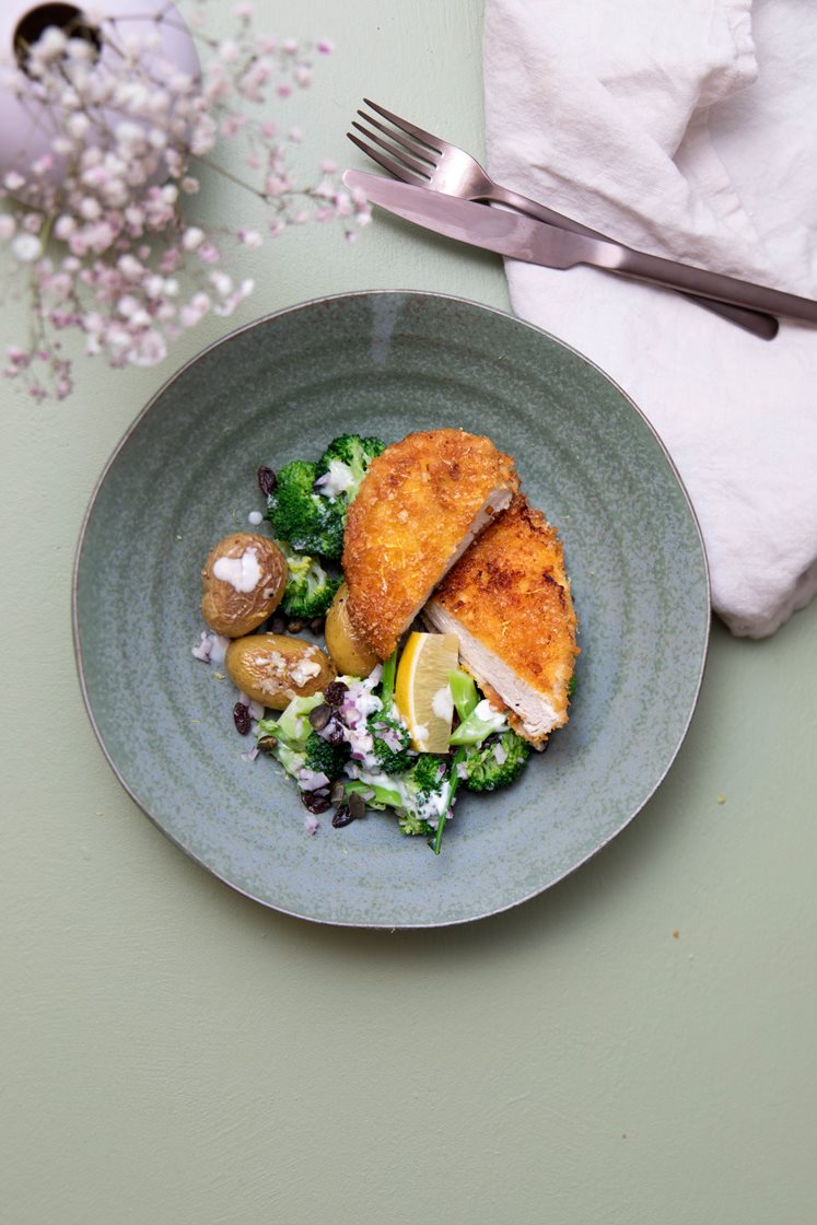 Citronstegt kylling med broccolisalat og kartofler