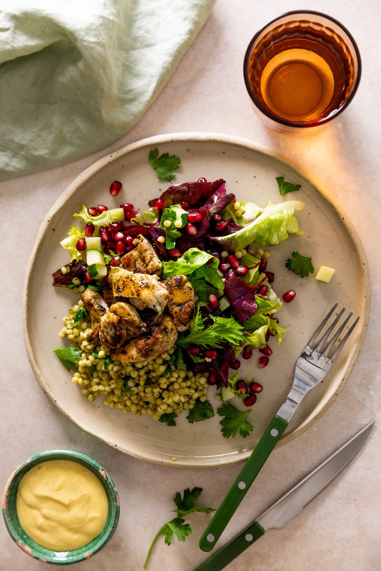 Krydderstekt kylling med fullkornscouscous, agurk- og granateplesalat og søt currydressing