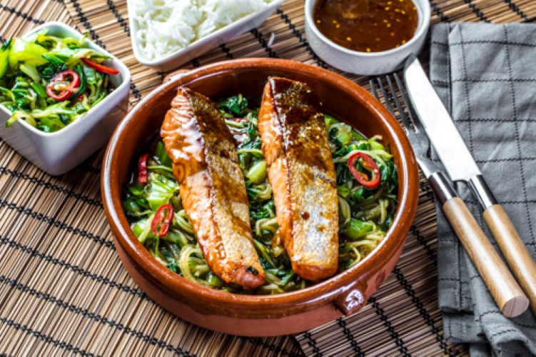 Laks med asiatisk agurksalat, ris og hoisinsjy   