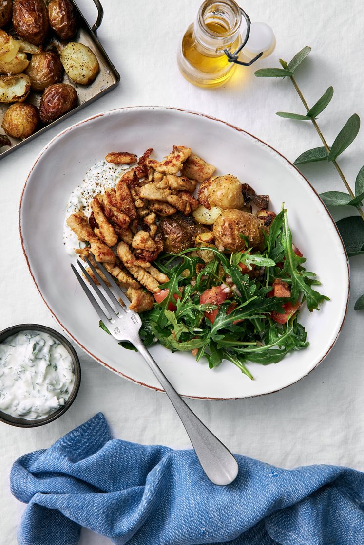 Kalkongyros med olivoljerostad potatis, tomatsallad och ruccolayoghurt