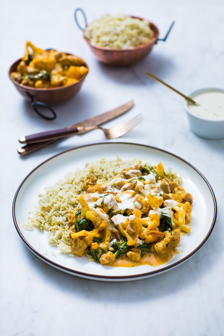 Tikka masala med kylling, rødløk, spinat og blomkål servert med krydret ris