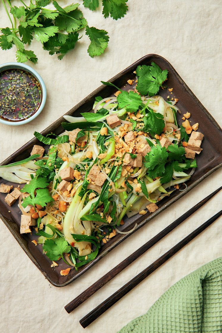 Glasnudelsallad med pak choy, tofu, jordnötter och korianderdressing