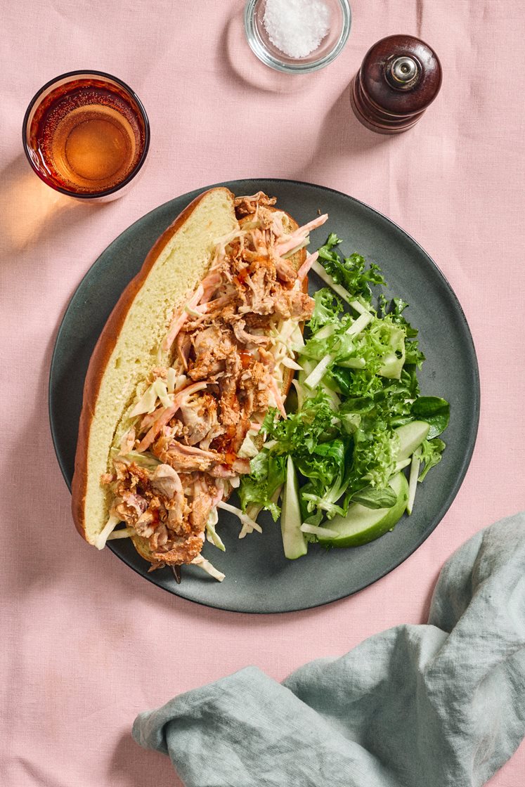 Sandwich med pulled chicken og coleslaw