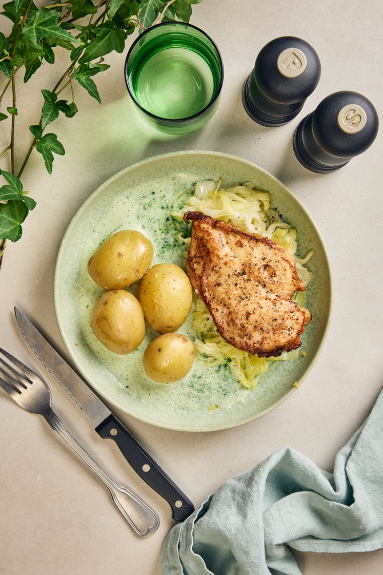 Kycklingfilé med spenatsås och citron- och smörstekt spetskål
