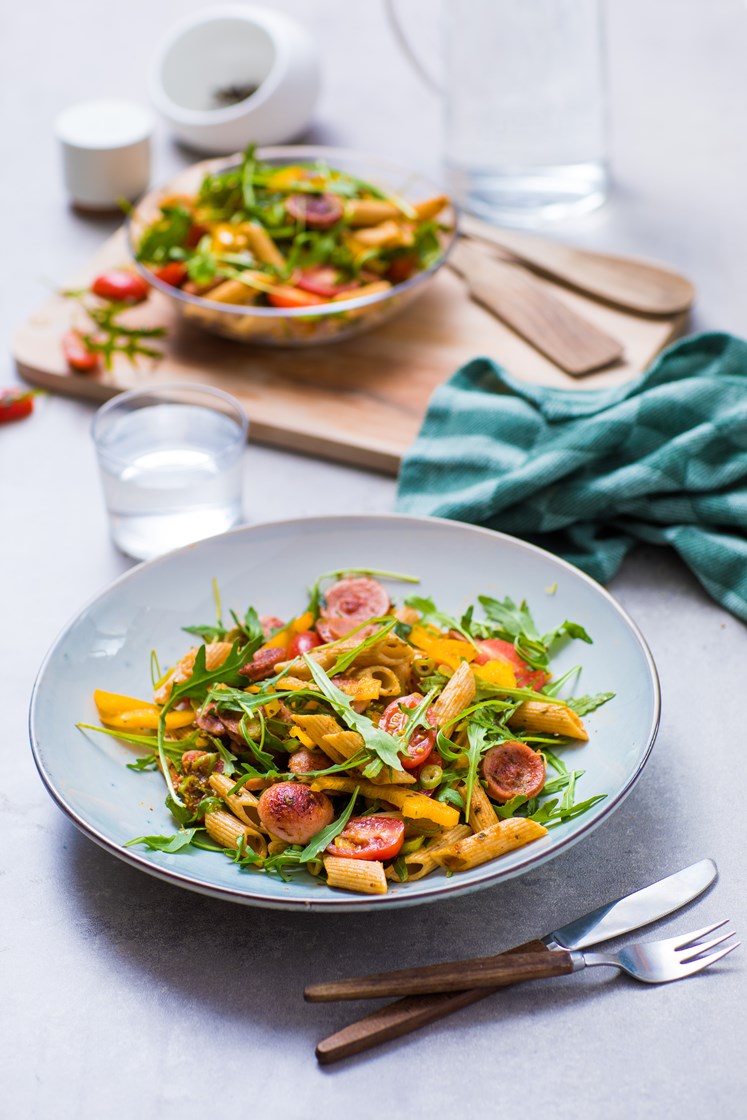 Pastasalat med mager pølse, tomatpesto og ruccola