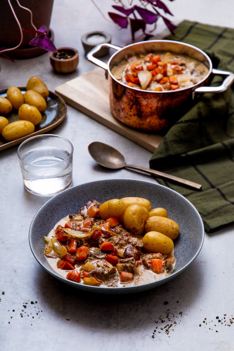 Storfeknoker i peppersaus med kokte poteter