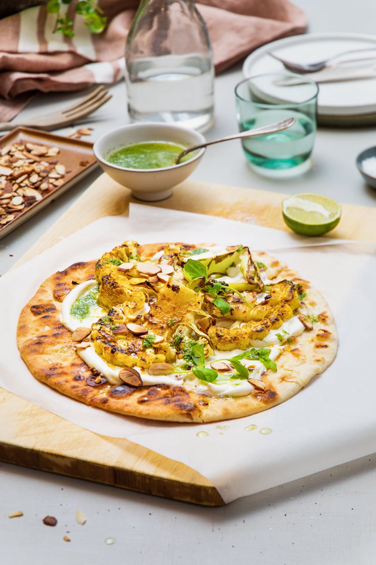 Hvit pizza med garam masala-krydret blomkål, salte nøtter og myntedressing