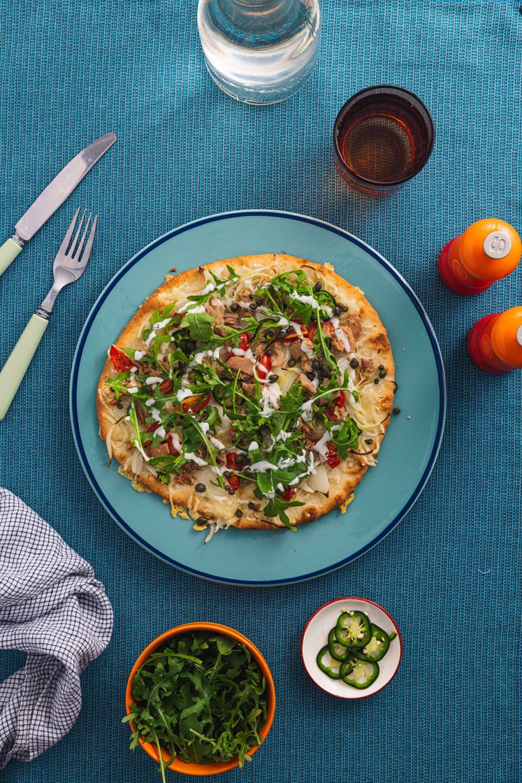Pizza med tun, cherrytomater, kapers, jalapeno og rucola