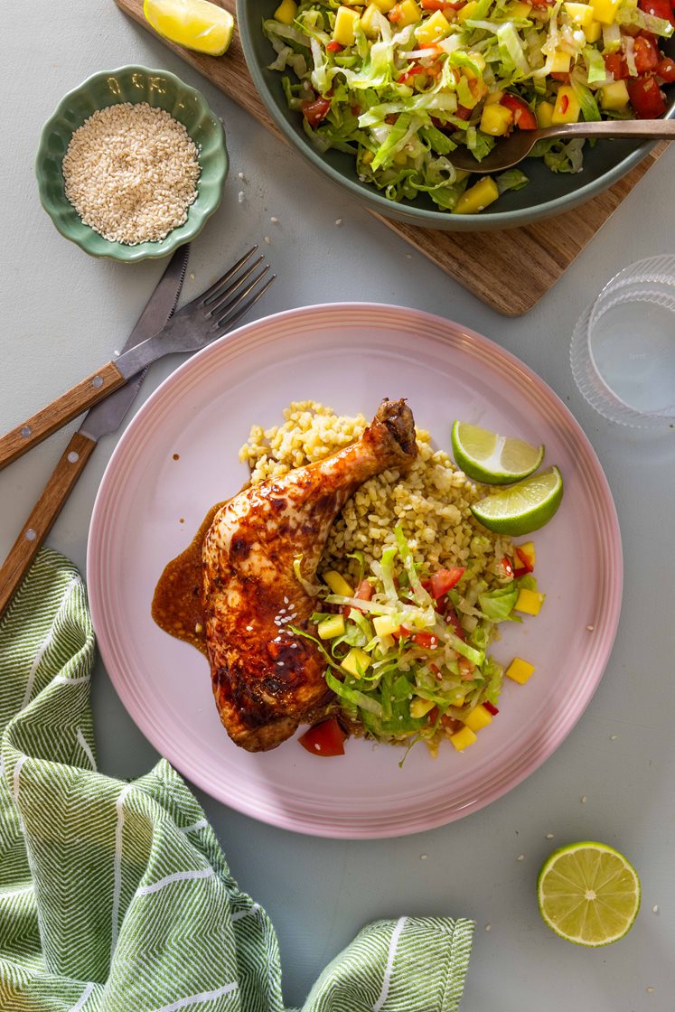 Soya- og ingefærglaserte kyllinglår med mangosalat og bulgur