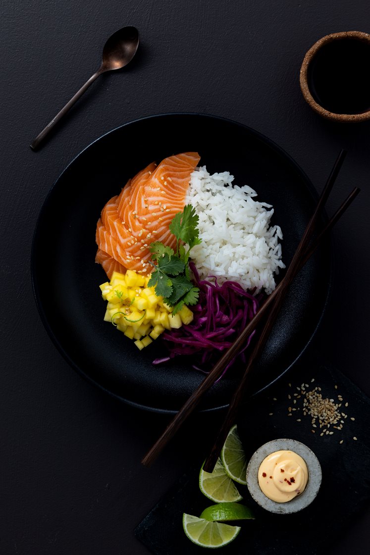 Sashimibowl med Frøya back loin, jasminris, syrlig rødkål og mango