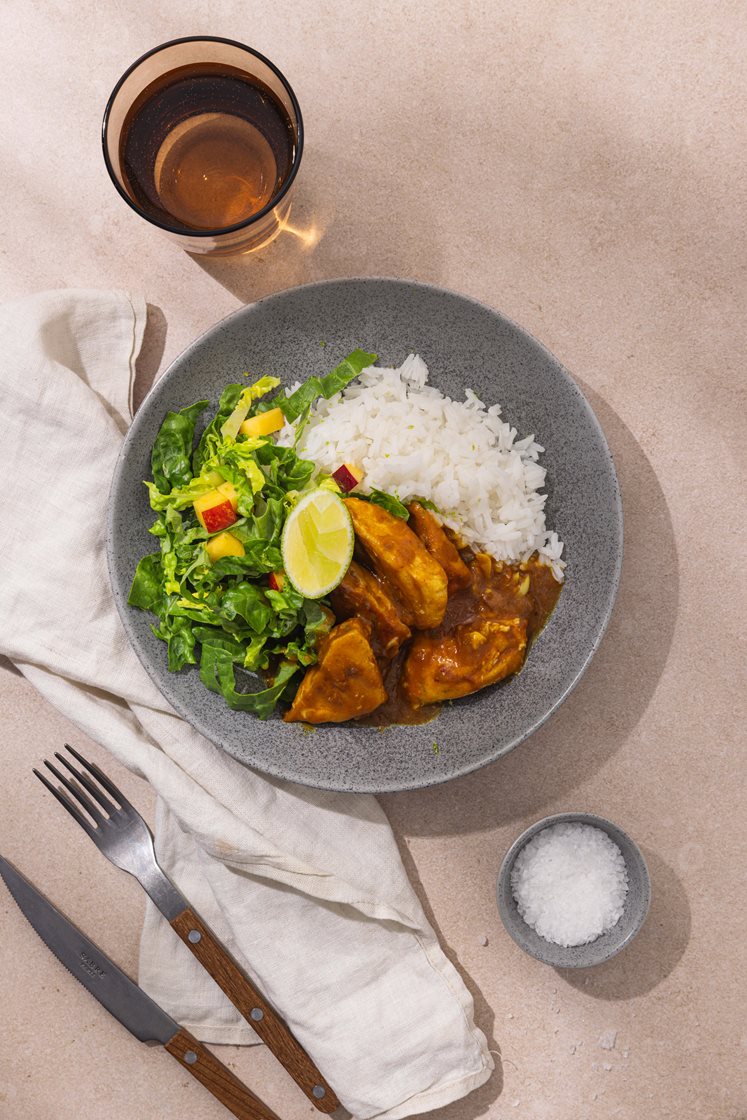 Kylling i sataysaus med frisk nektarinsalat og jasminris