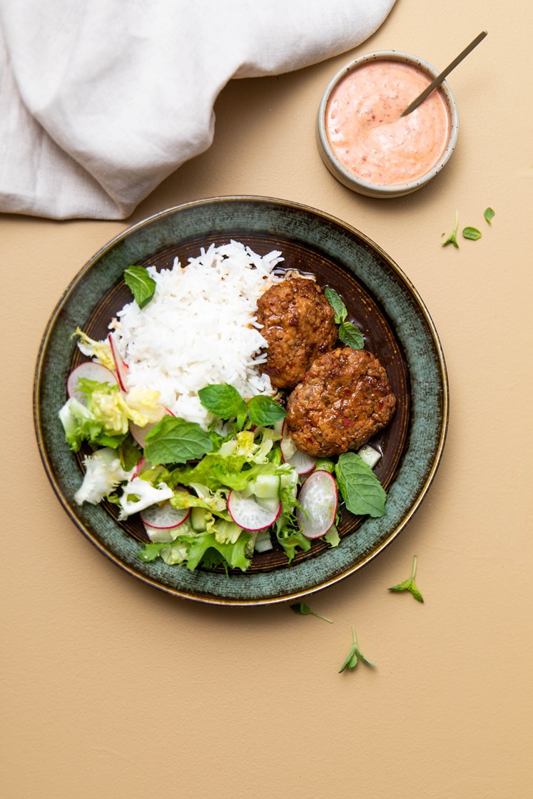 Asiatiske bøffer med sambal-yoghurt og syrlig salat