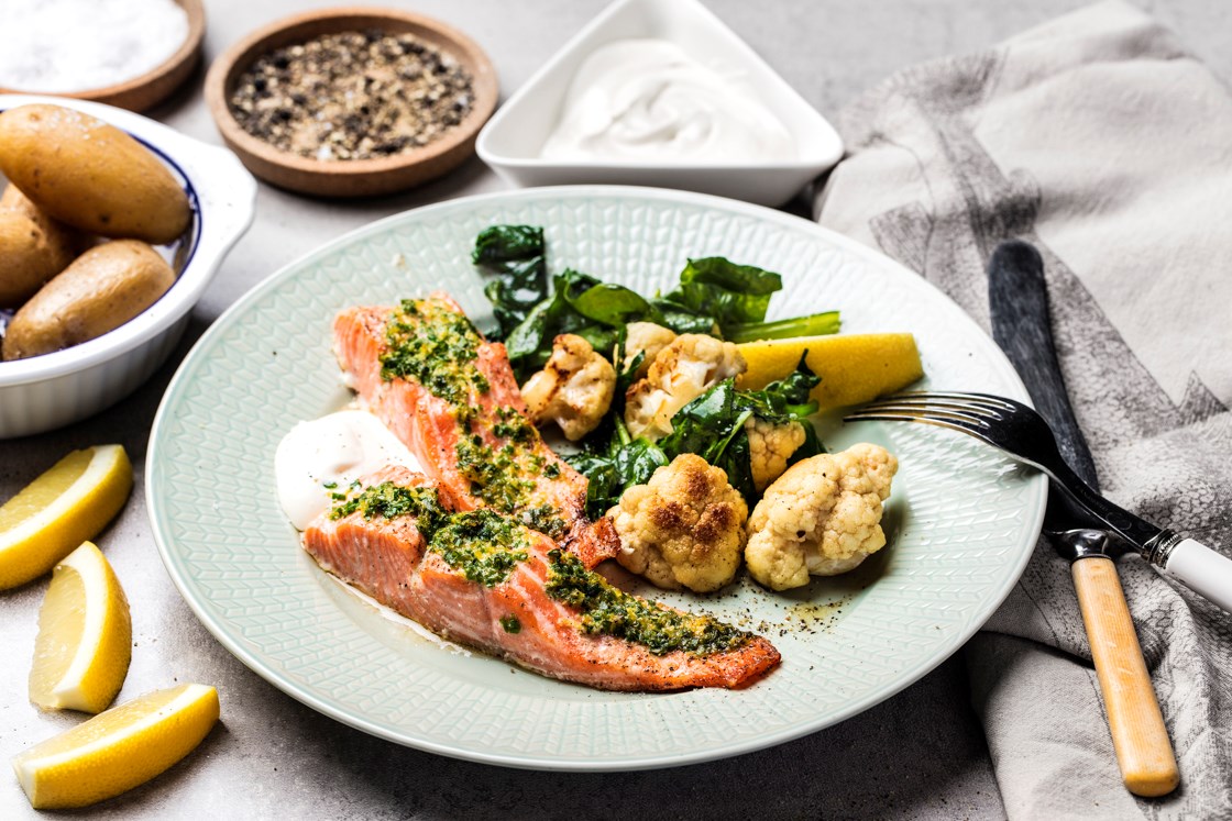Bakt ørret med grønnsaker og pepperrotsaus